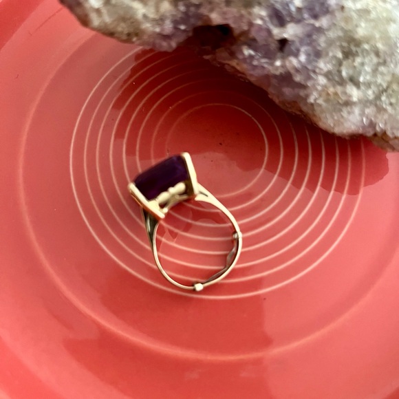 Vintage Emerald Cut Amethyst Gold Ring - Picture 3 of 9